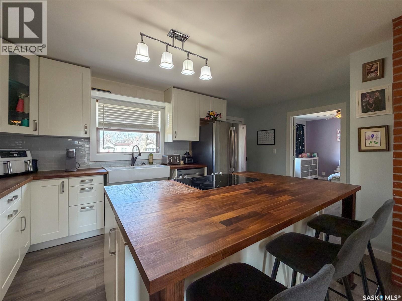 442 Front Street W, Eastend, SK - Indoor Photo Showing Kitchen