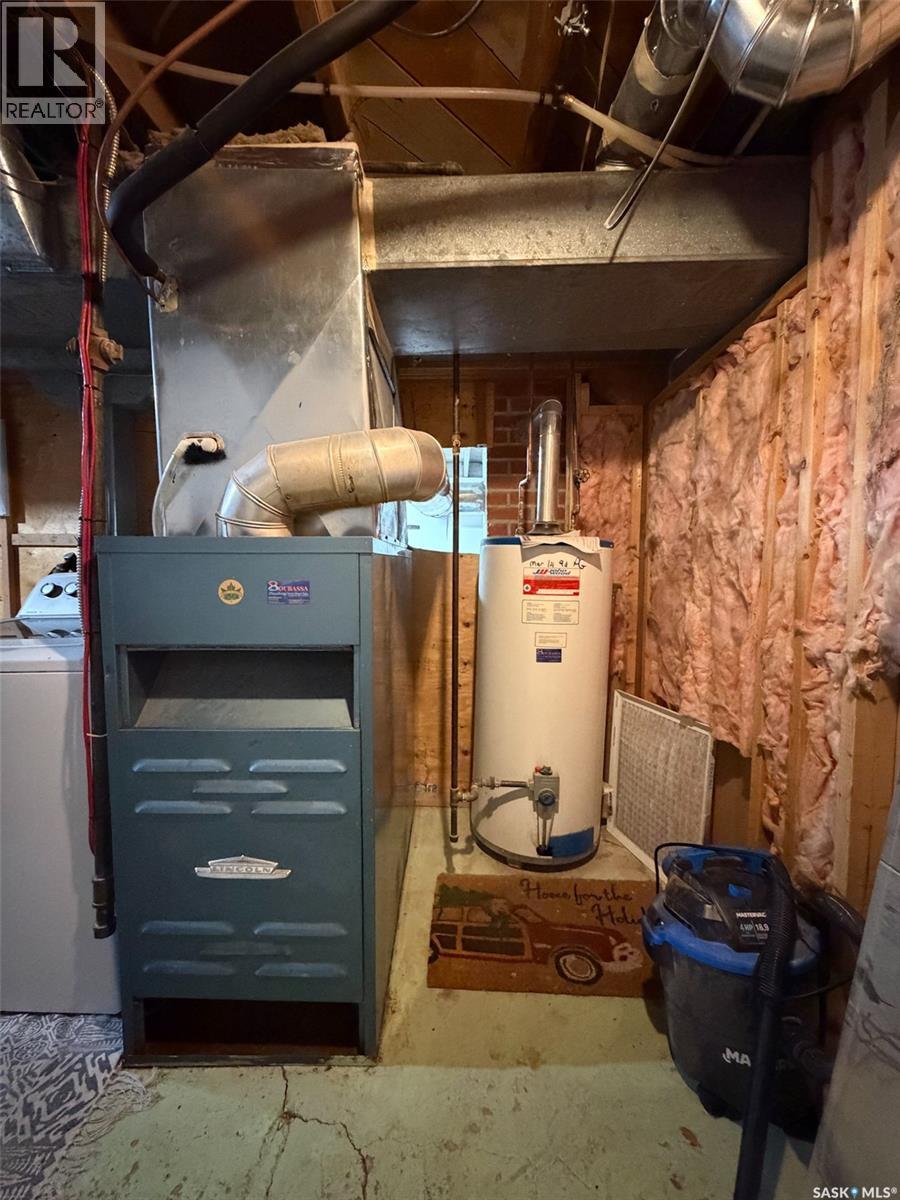 442 Front Street W, Eastend, SK - Indoor Photo Showing Basement