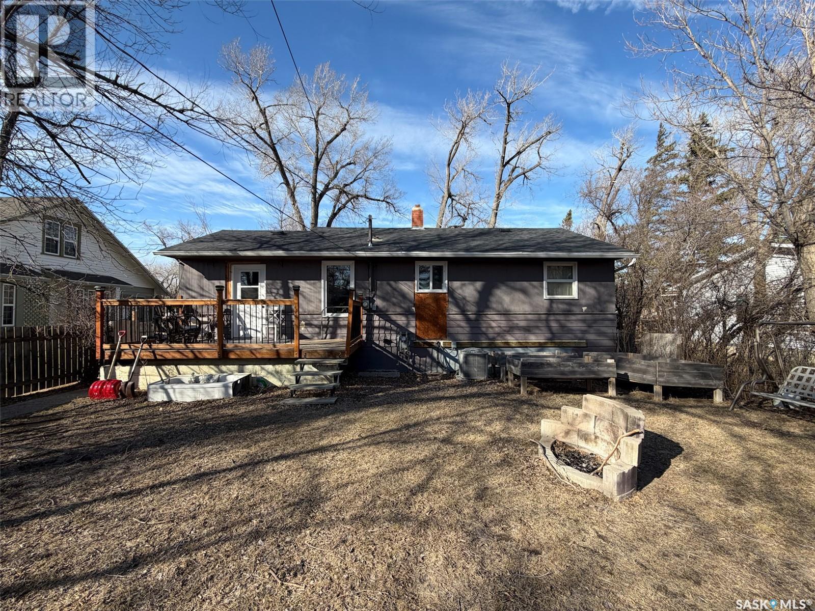 442 Front Street W, Eastend, SK - Outdoor With Deck Patio Veranda