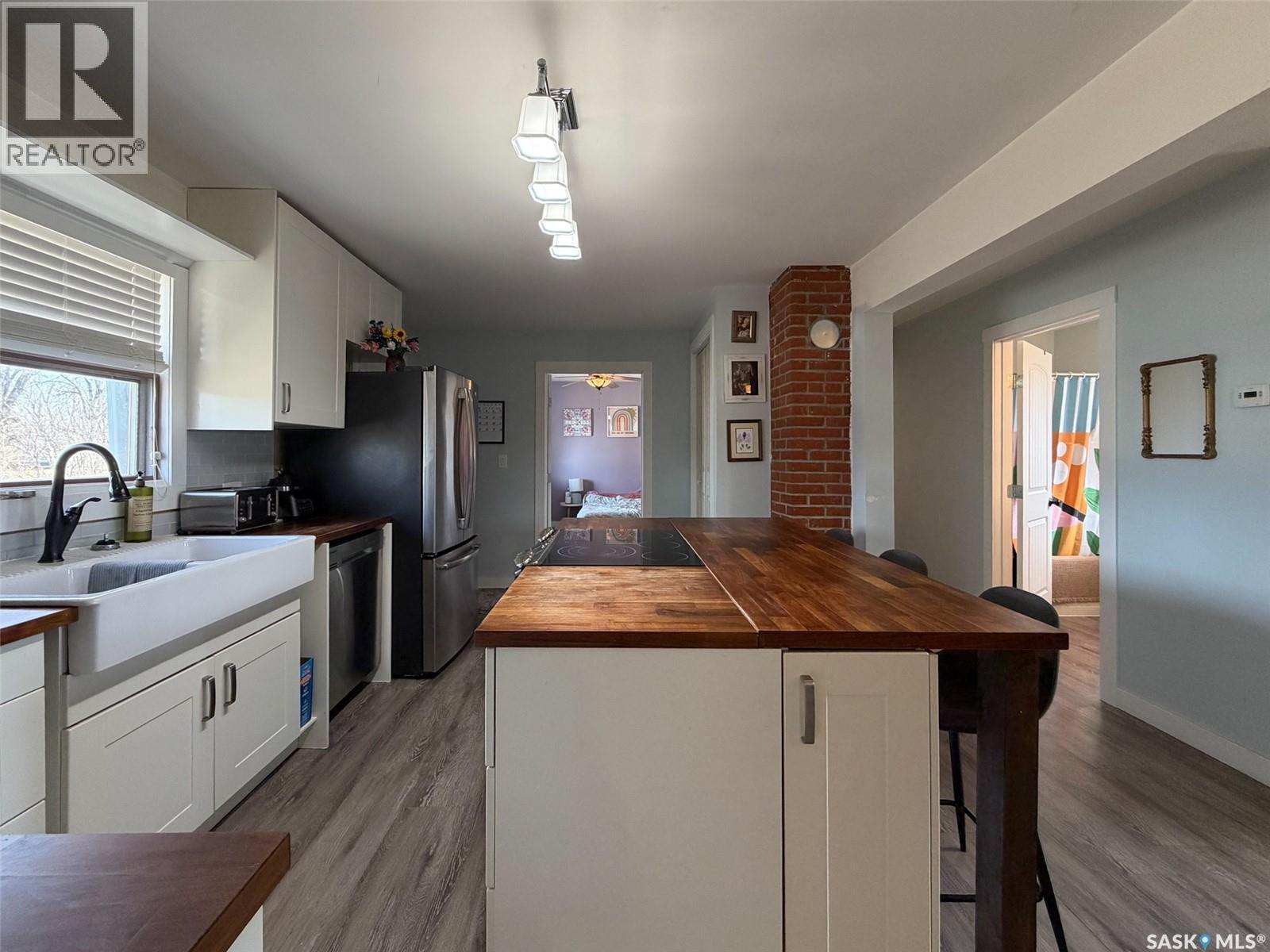 442 Front Street W, Eastend, SK - Indoor Photo Showing Kitchen