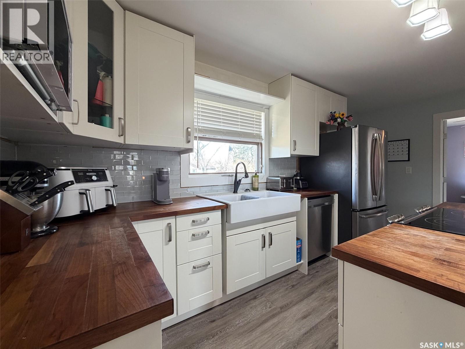 442 Front Street W, Eastend, SK - Indoor Photo Showing Kitchen With Double Sink