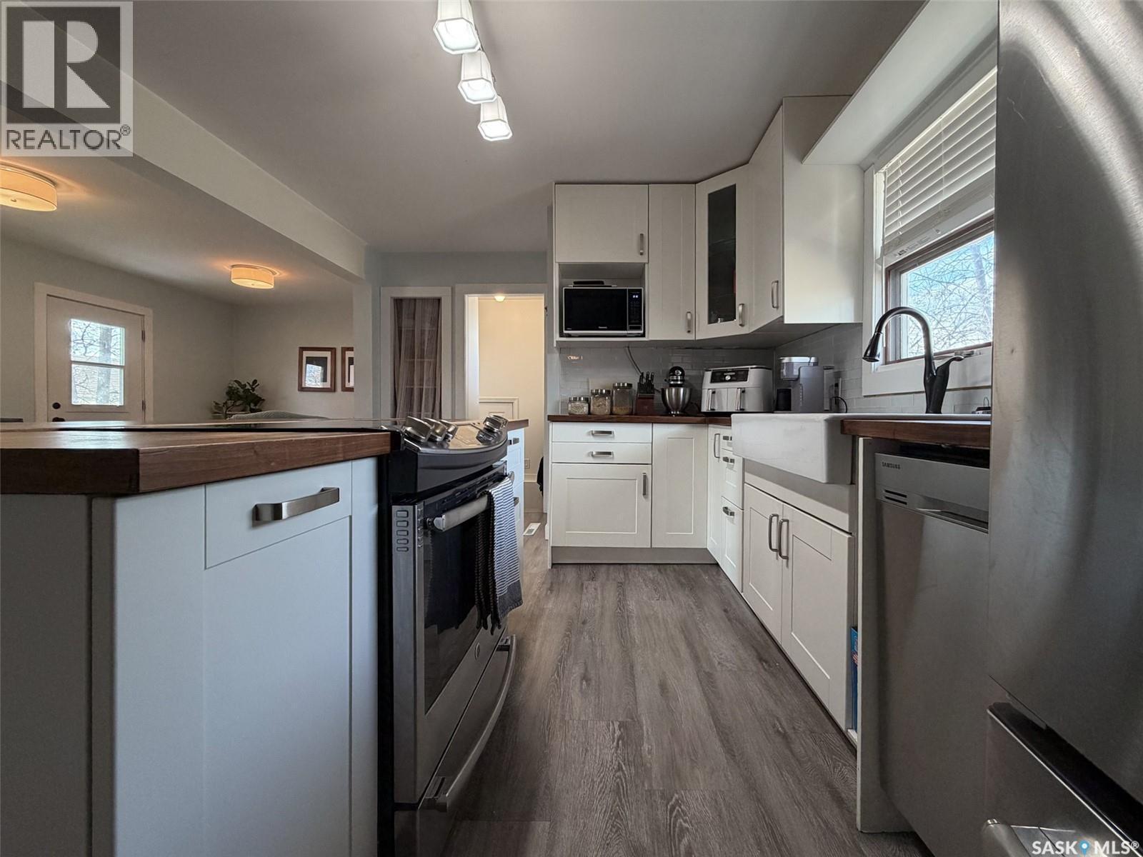 442 Front Street W, Eastend, SK - Indoor Photo Showing Kitchen