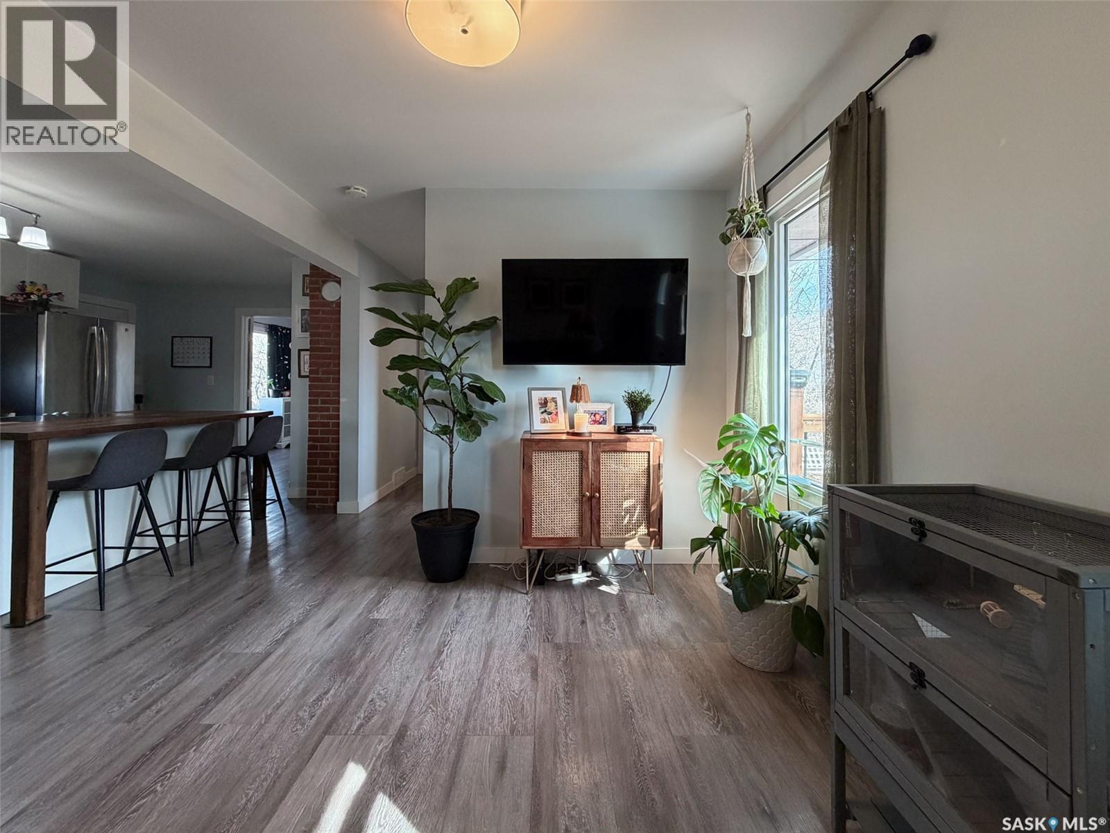 442 Front Street W, Eastend, SK - Indoor