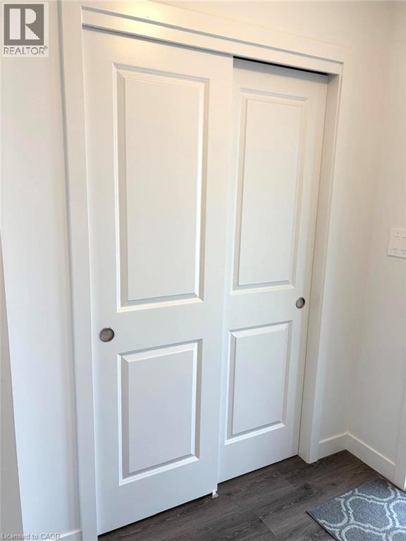 Detailed view of wood finished floors and baseboards - 7 Pin Oak Common, Cambridge, ON - Indoor Photo Showing Other Room