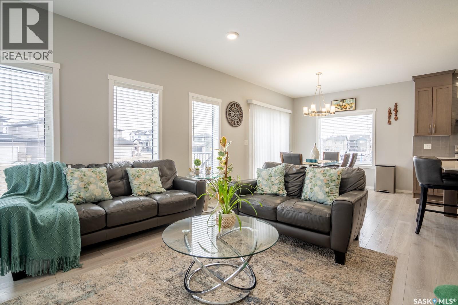 5144 Green Crescent E, Regina, SK - Indoor Photo Showing Living Room