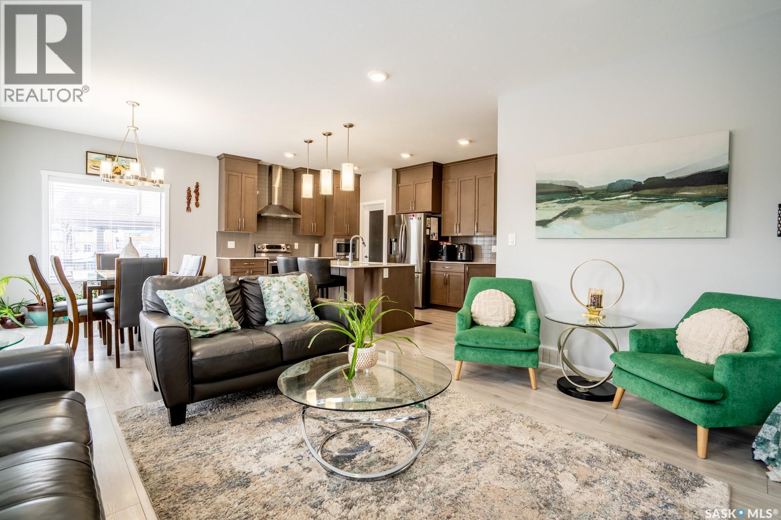 5144 Green Crescent E, Regina, SK - Indoor Photo Showing Living Room