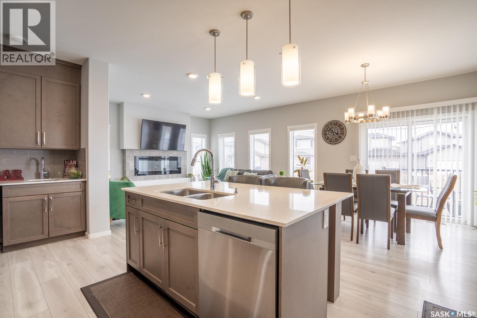 5144 Green Crescent E, Regina, SK - Indoor Photo Showing Kitchen With Double Sink