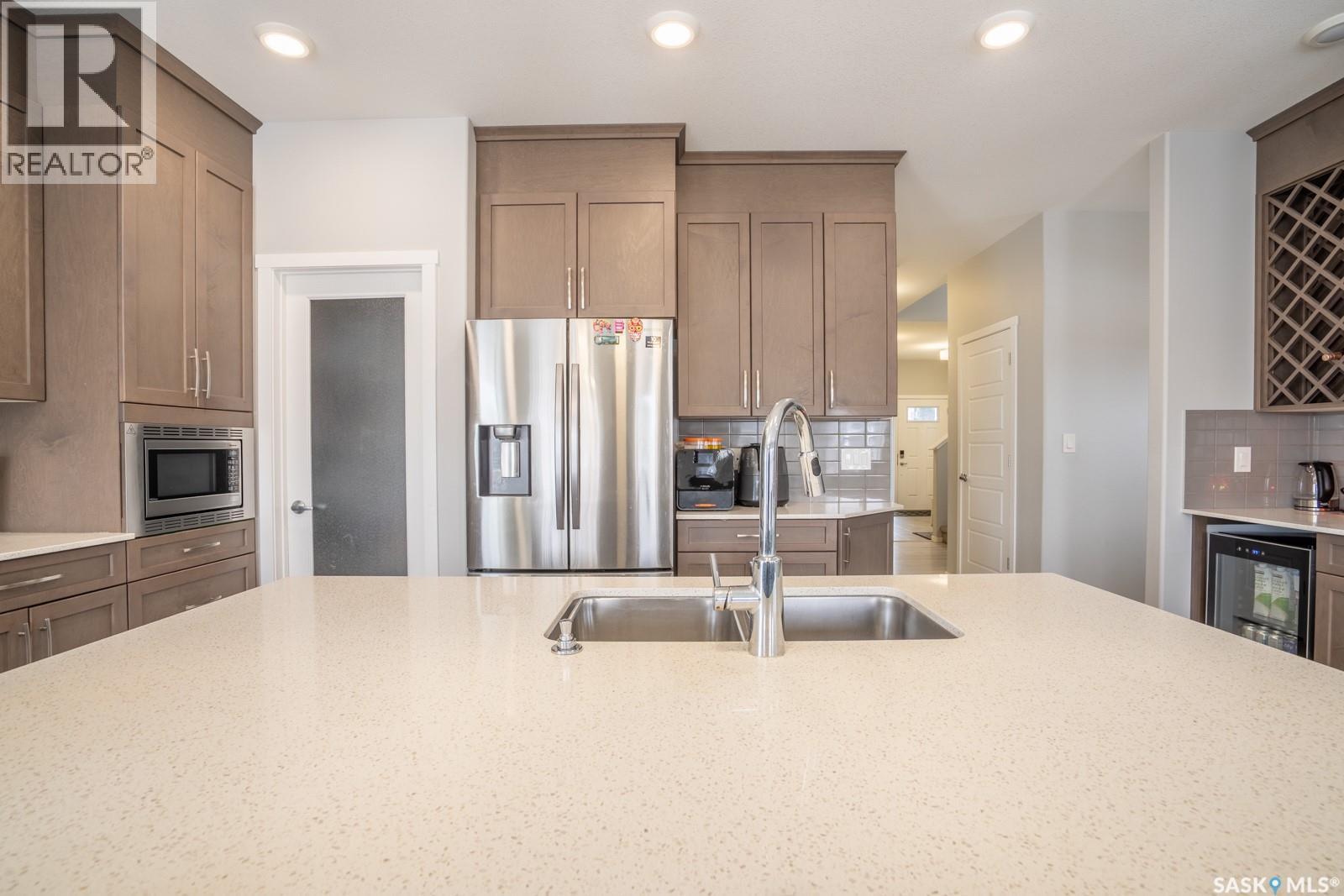 5144 Green Crescent E, Regina, SK - Indoor Photo Showing Kitchen With Double Sink With Upgraded Kitchen
