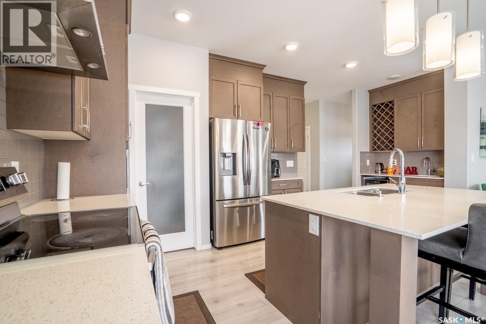 5144 Green Crescent E, Regina, SK - Indoor Photo Showing Kitchen With Double Sink With Upgraded Kitchen