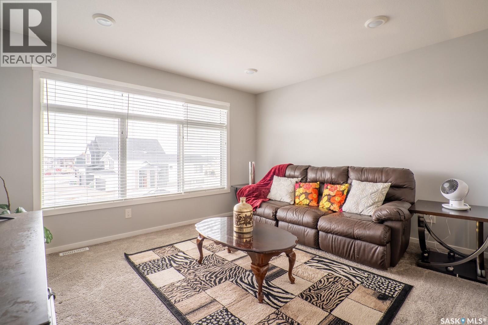 5144 Green Crescent E, Regina, SK - Indoor Photo Showing Living Room