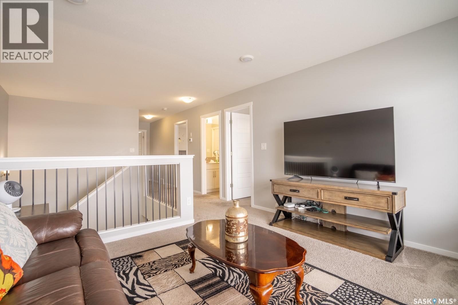 5144 Green Crescent E, Regina, SK - Indoor Photo Showing Living Room