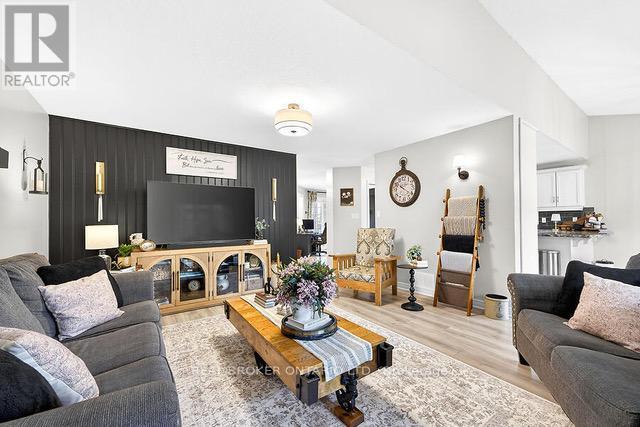 7 Etherington Crescent, Hamilton, ON - Indoor Photo Showing Living Room