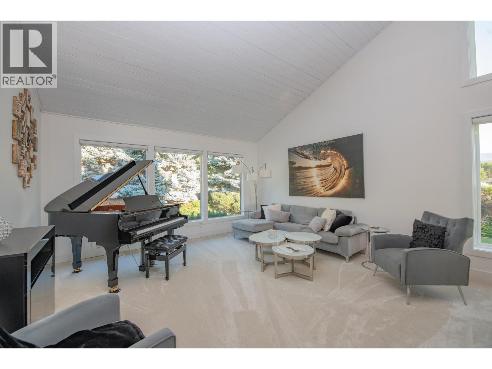 702 Cypress Drive, Coldstream, BC - Indoor Photo Showing Living Room
