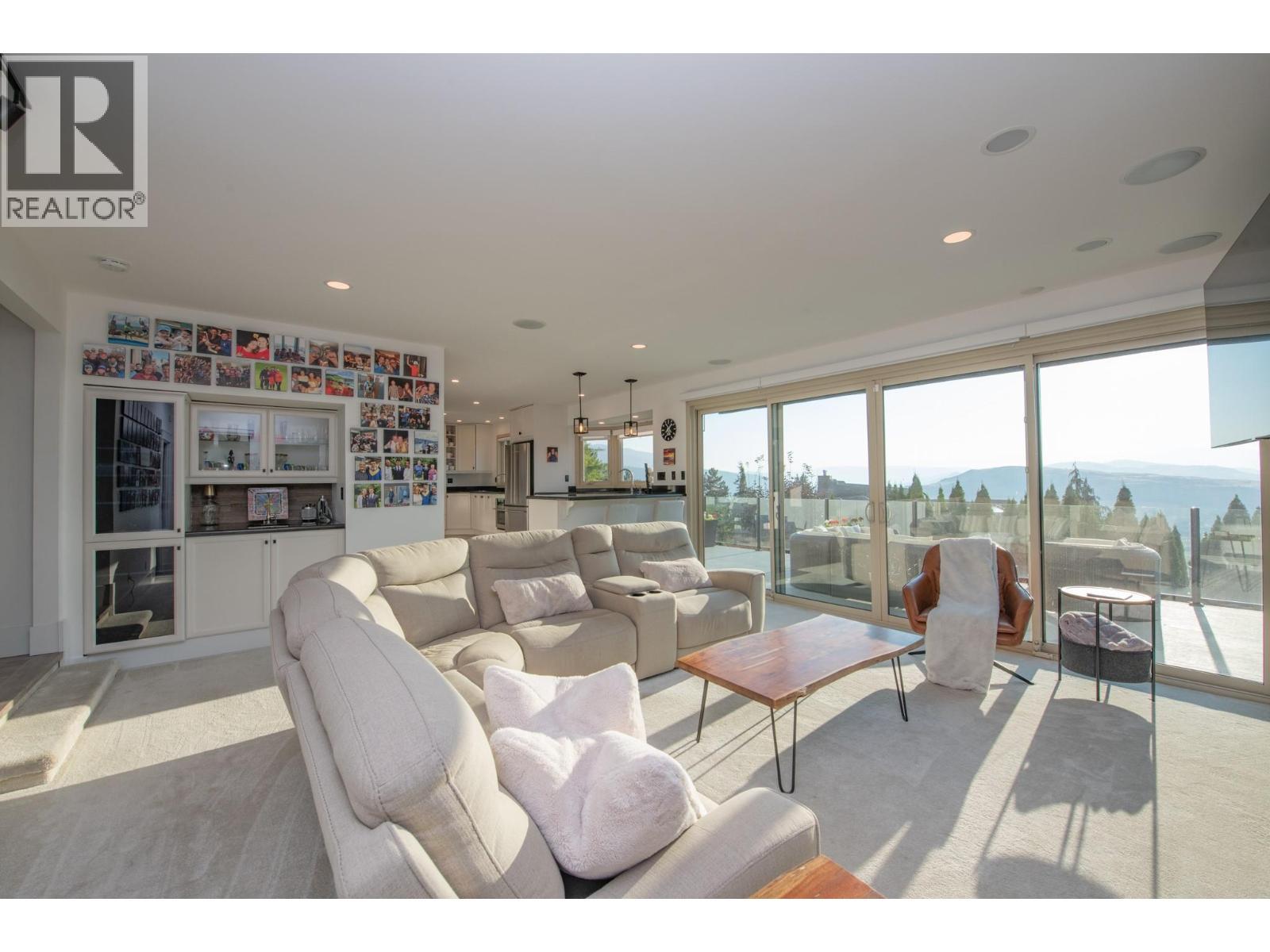 702 Cypress Drive, Coldstream, BC - Indoor Photo Showing Living Room