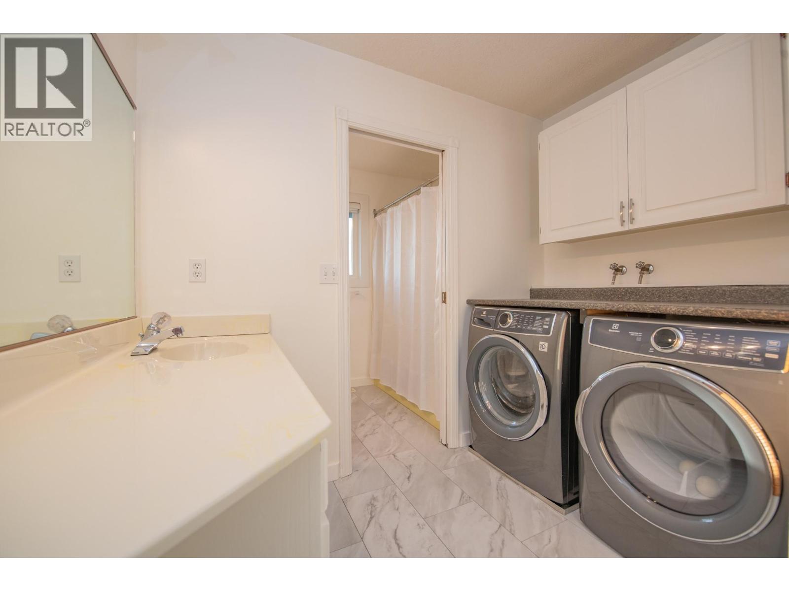 702 Cypress Drive, Coldstream, BC - Indoor Photo Showing Laundry Room