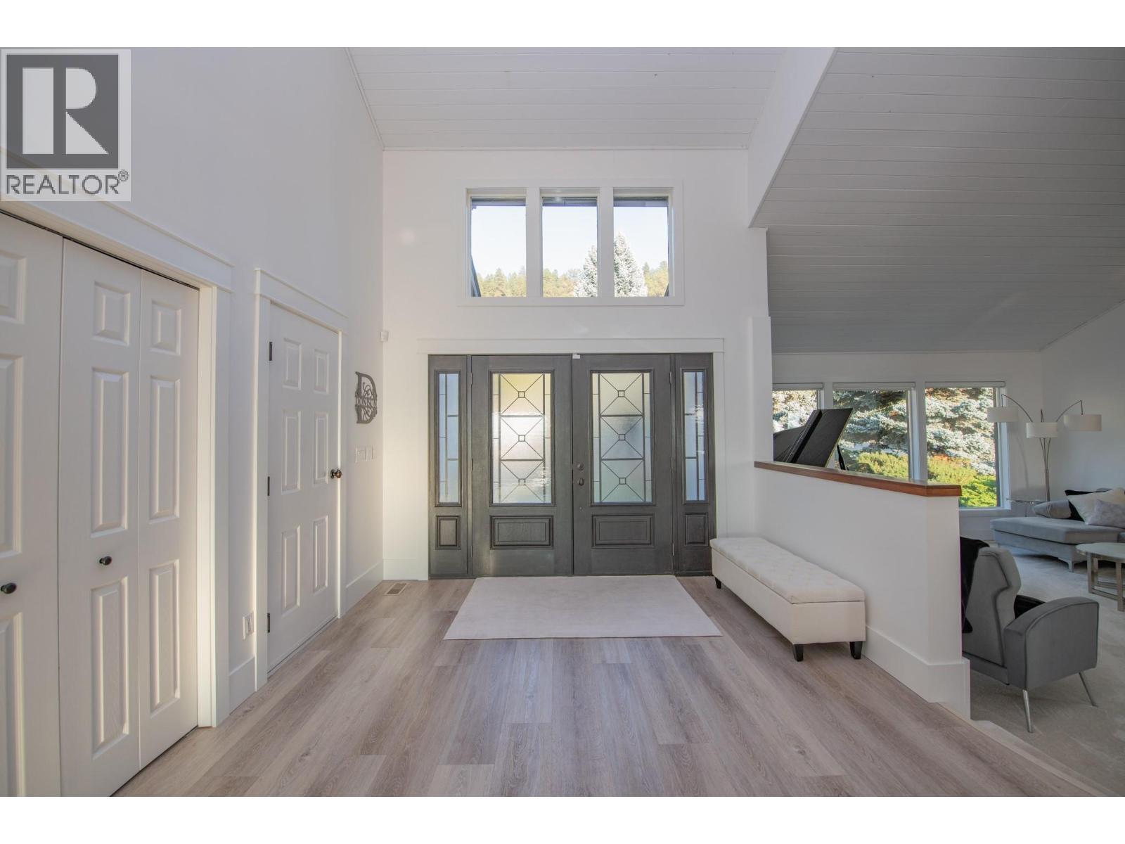 Grand entryway - 702 Cypress Drive, Coldstream, BC - Indoor Photo Showing Other Room