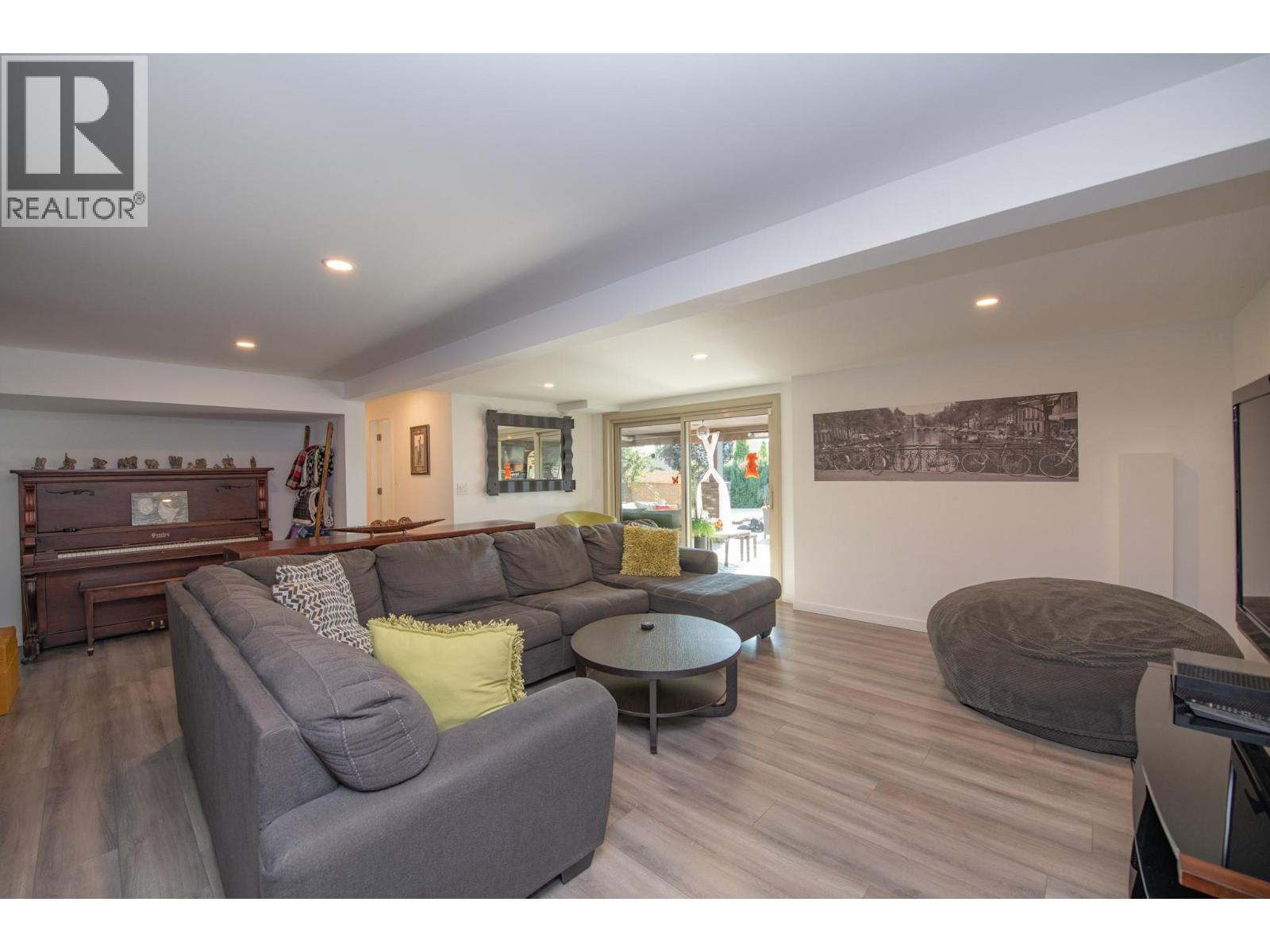 702 Cypress Drive, Coldstream, BC - Indoor Photo Showing Living Room