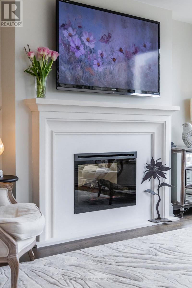 309 - 1 Palace Pier Court, Toronto, ON - Indoor Photo Showing Living Room With Fireplace