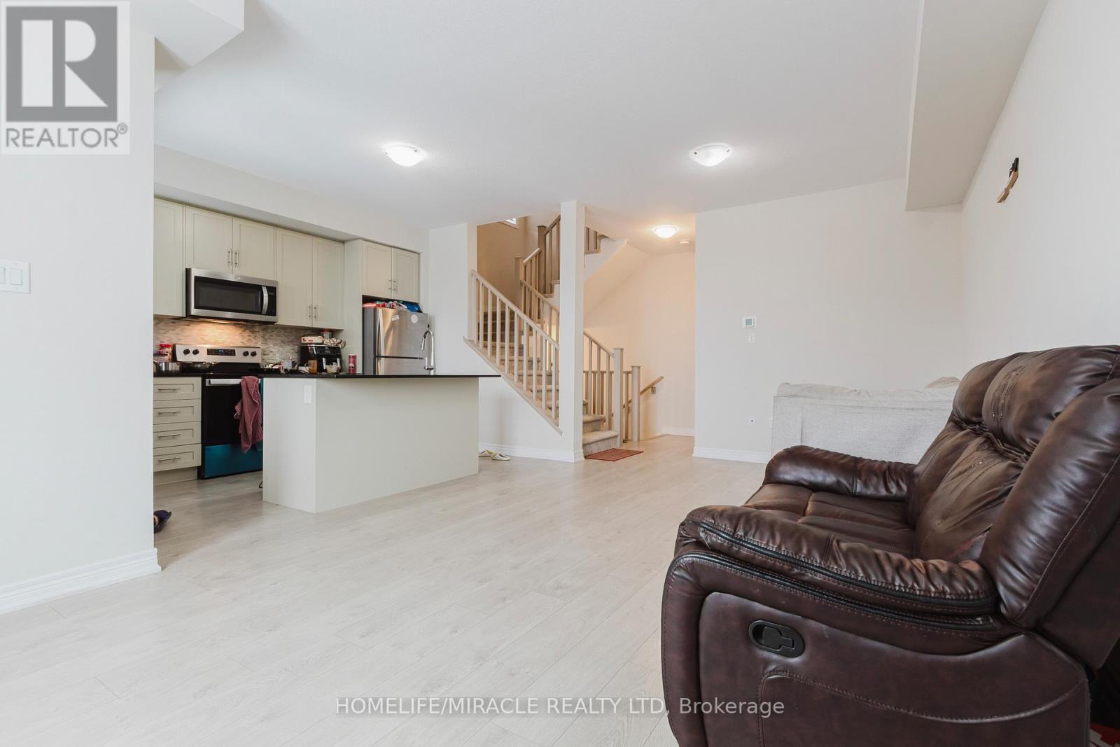 92 - 10 Birmingham Drive, Cambridge, ON - Indoor Photo Showing Kitchen