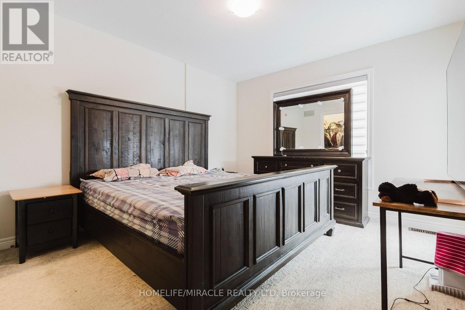 92 - 10 Birmingham Drive, Cambridge, ON - Indoor Photo Showing Bedroom