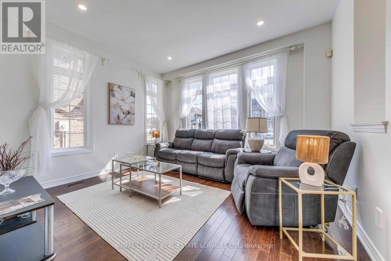 206 Brigadoon Drive, Hamilton, ON - Indoor Photo Showing Living Room