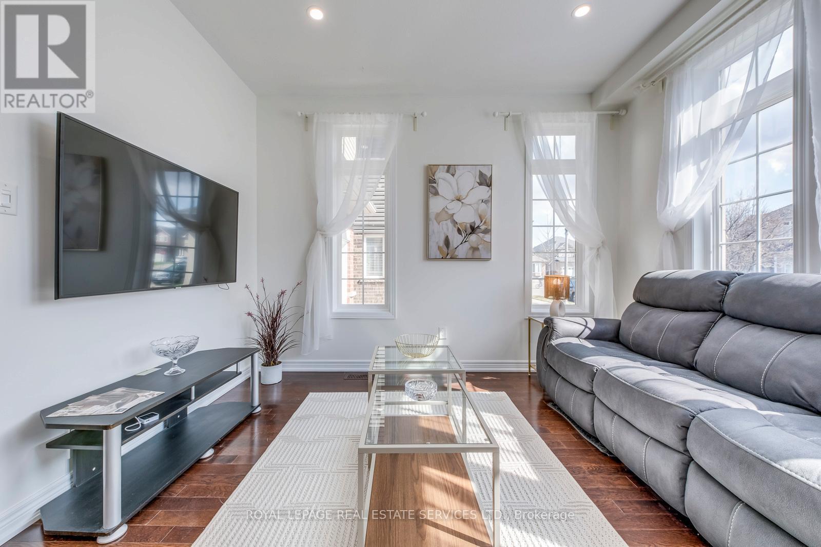 206 Brigadoon Drive, Hamilton, ON - Indoor Photo Showing Living Room