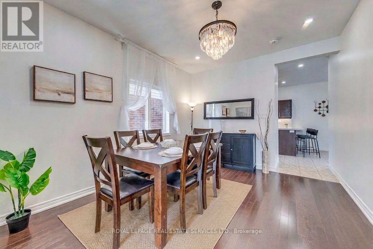 206 Brigadoon Drive, Hamilton, ON - Indoor Photo Showing Dining Room