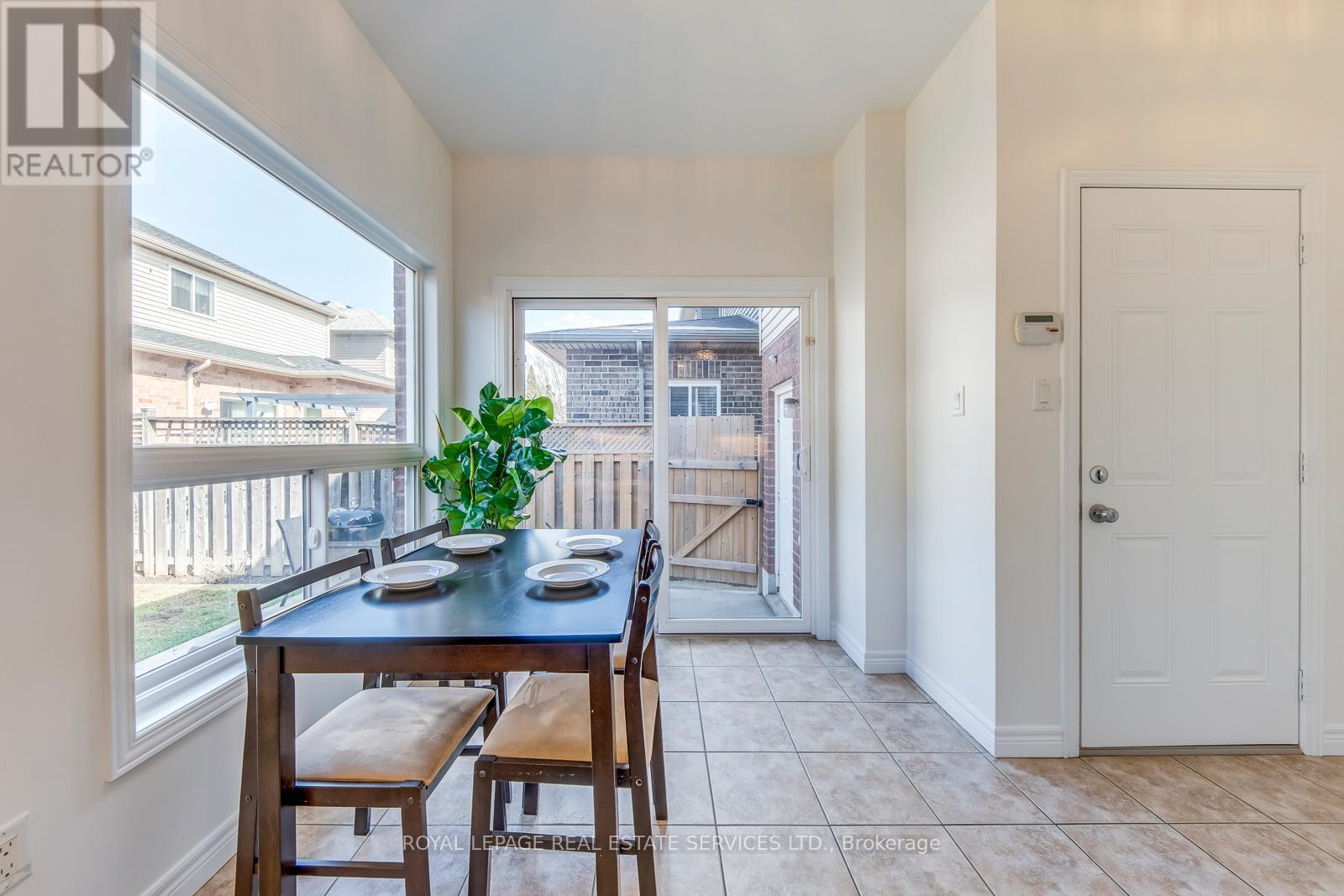 206 Brigadoon Drive, Hamilton, ON - Indoor Photo Showing Dining Room
