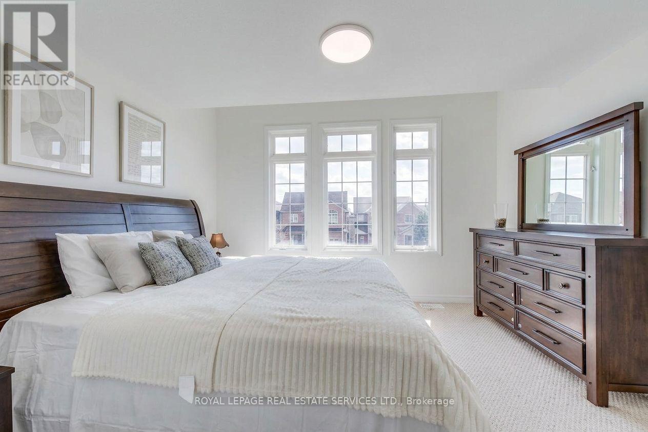 206 Brigadoon Drive, Hamilton, ON - Indoor Photo Showing Bedroom