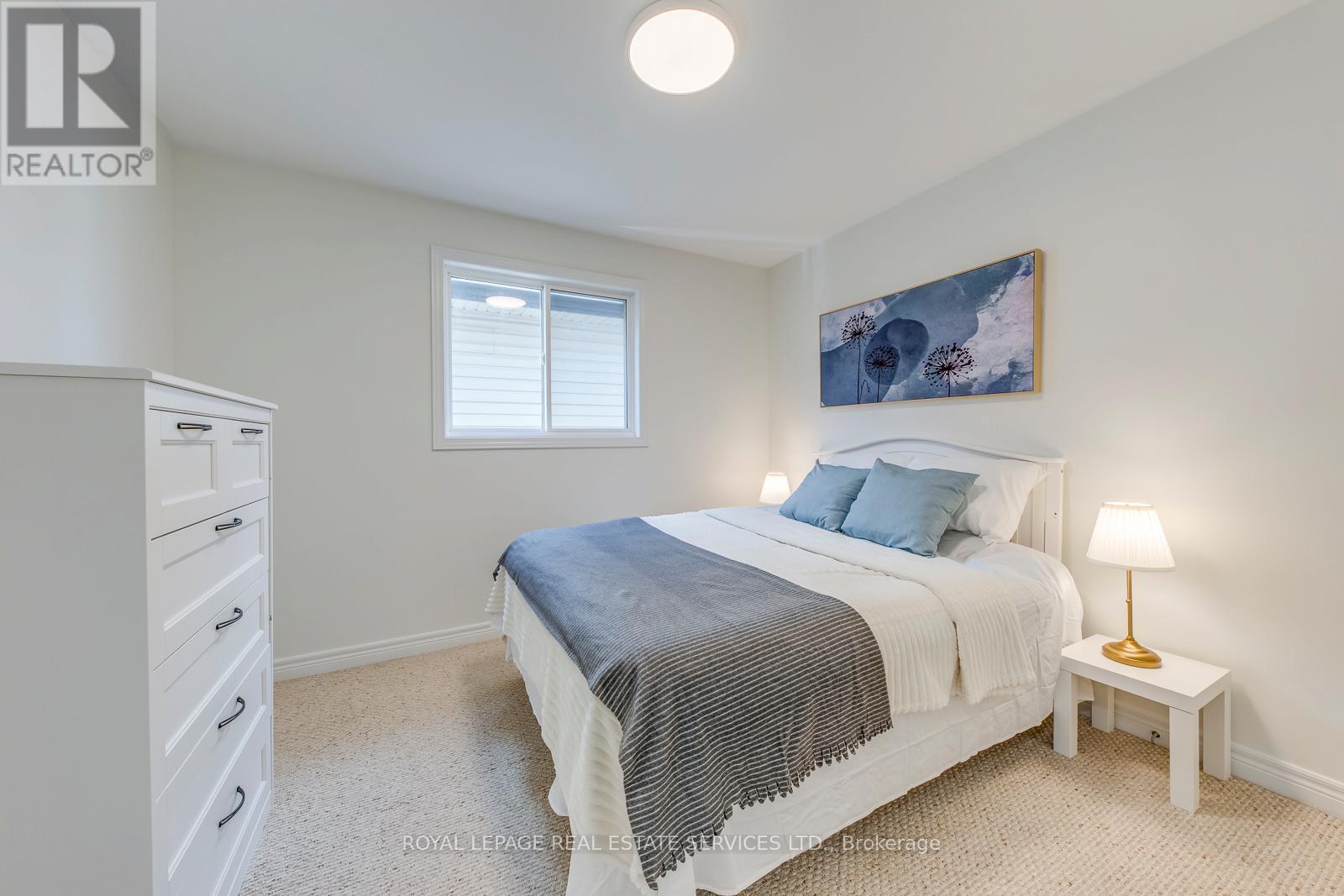 206 Brigadoon Drive, Hamilton, ON - Indoor Photo Showing Bedroom