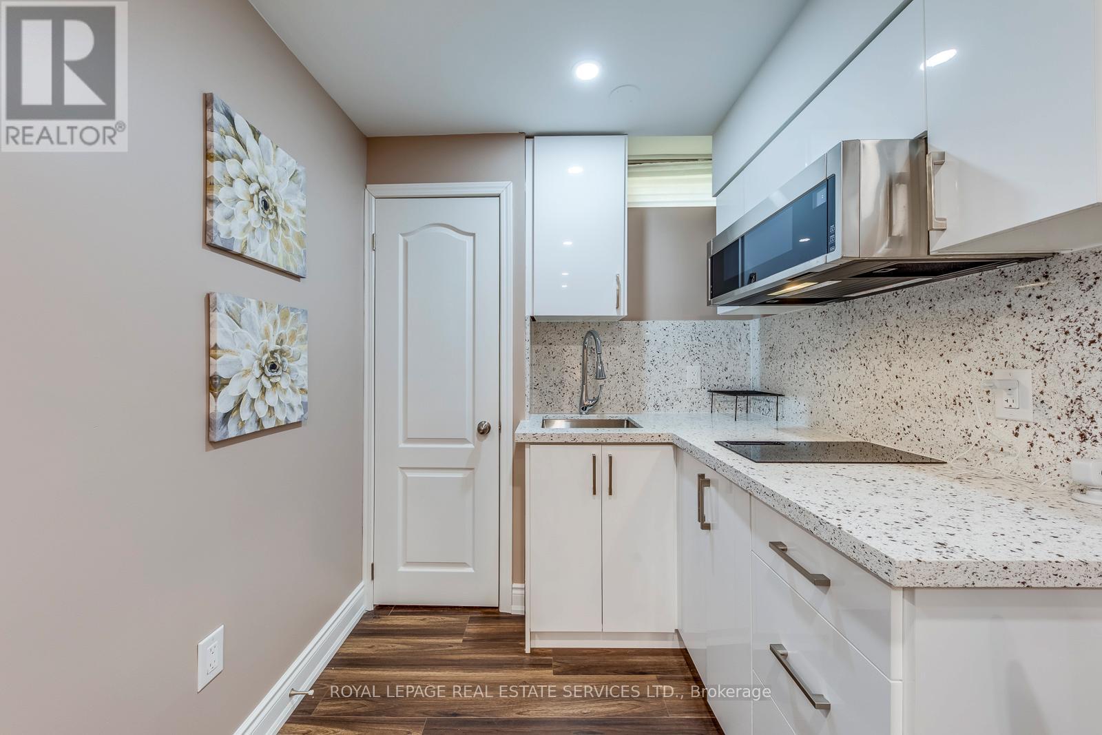 206 Brigadoon Drive, Hamilton, ON - Indoor Photo Showing Kitchen