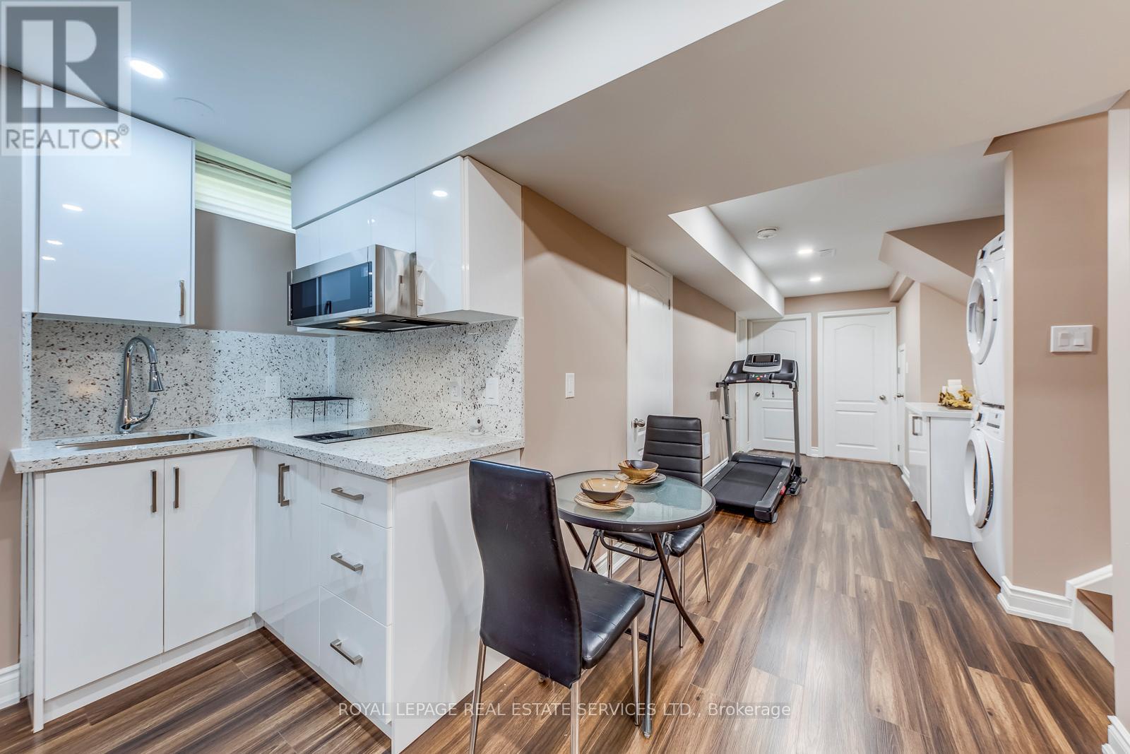 206 Brigadoon Drive, Hamilton, ON - Indoor Photo Showing Kitchen With Upgraded Kitchen