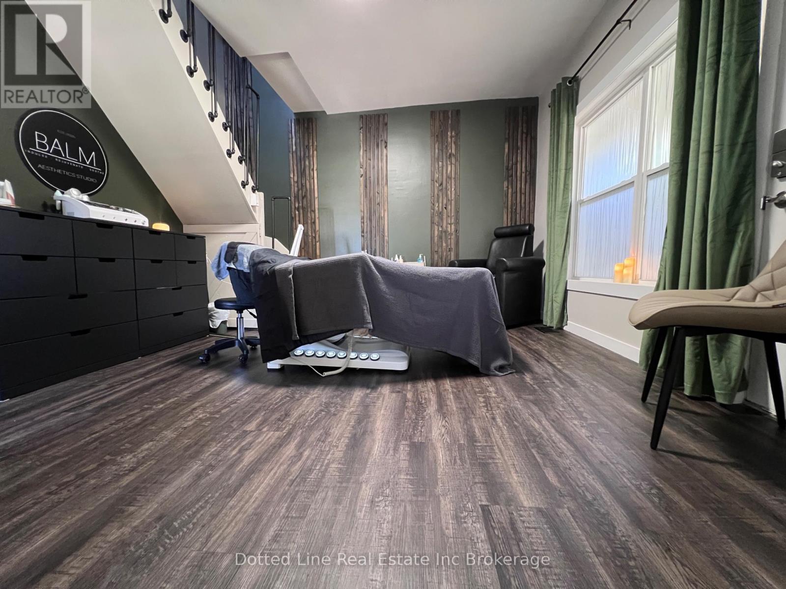 180 Bidwell - 19 Wolf Street, Tillsonburg, ON - Indoor