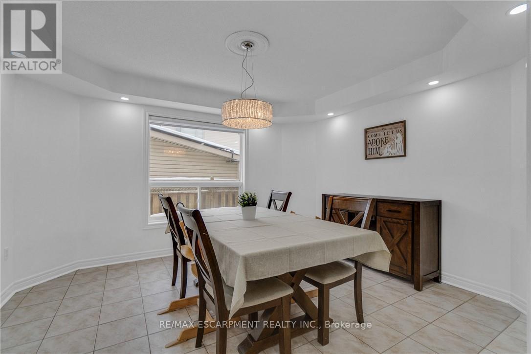 191 Hawkswood Trail, Hamilton, ON - Indoor Photo Showing Dining Room