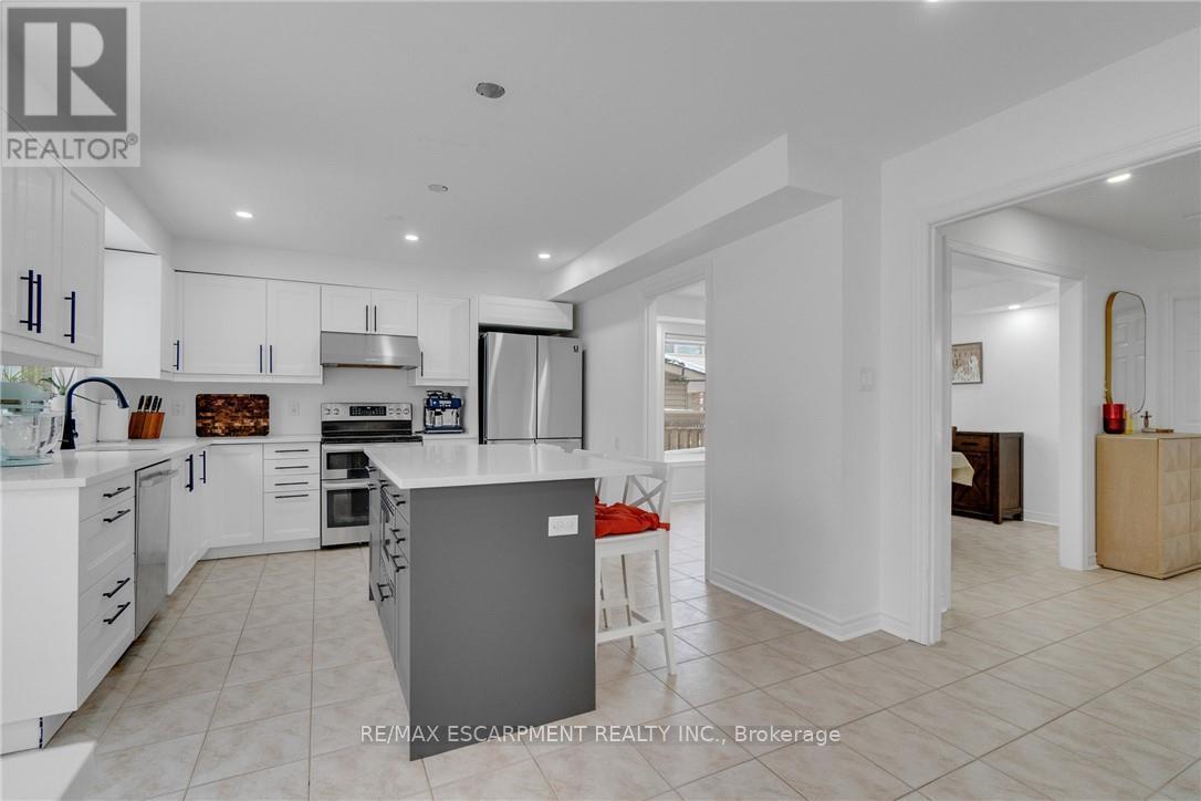 191 Hawkswood Trail, Hamilton, ON - Indoor Photo Showing Kitchen With Stainless Steel Kitchen