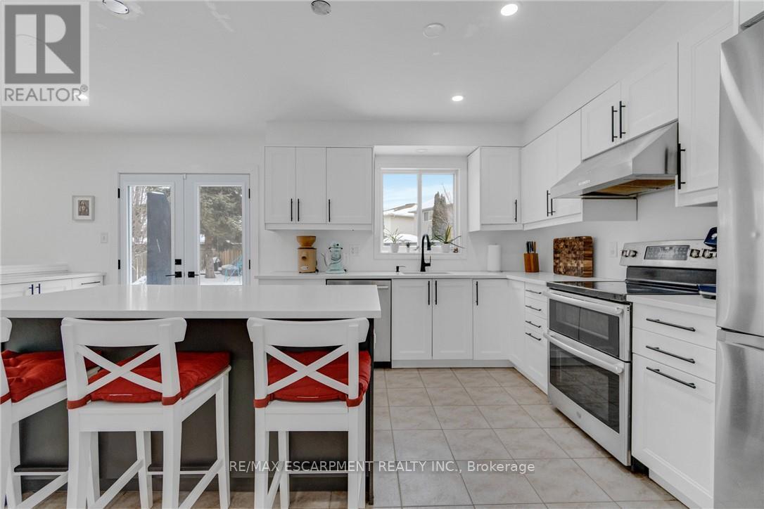 191 Hawkswood Trail, Hamilton, ON - Indoor Photo Showing Kitchen
