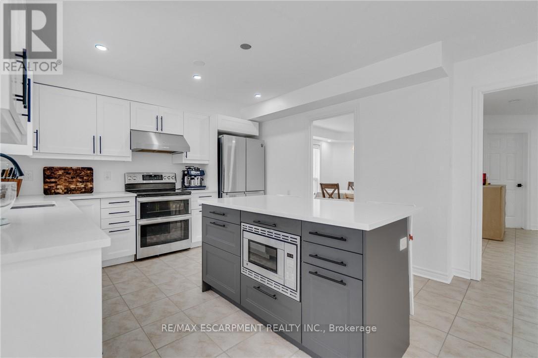 191 Hawkswood Trail, Hamilton, ON - Indoor Photo Showing Kitchen With Stainless Steel Kitchen