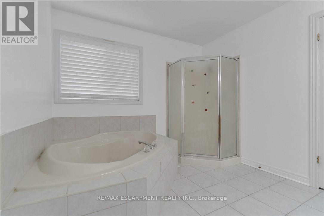 191 Hawkswood Trail, Hamilton, ON - Indoor Photo Showing Bathroom