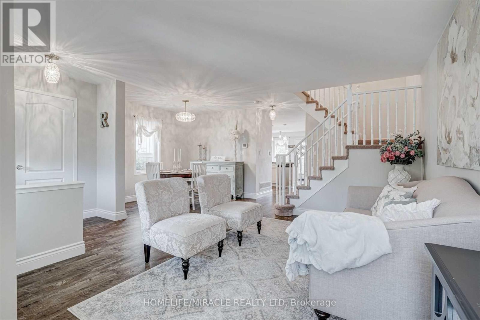 149 Carnwith Drive E, Whitby, ON - Indoor Photo Showing Living Room