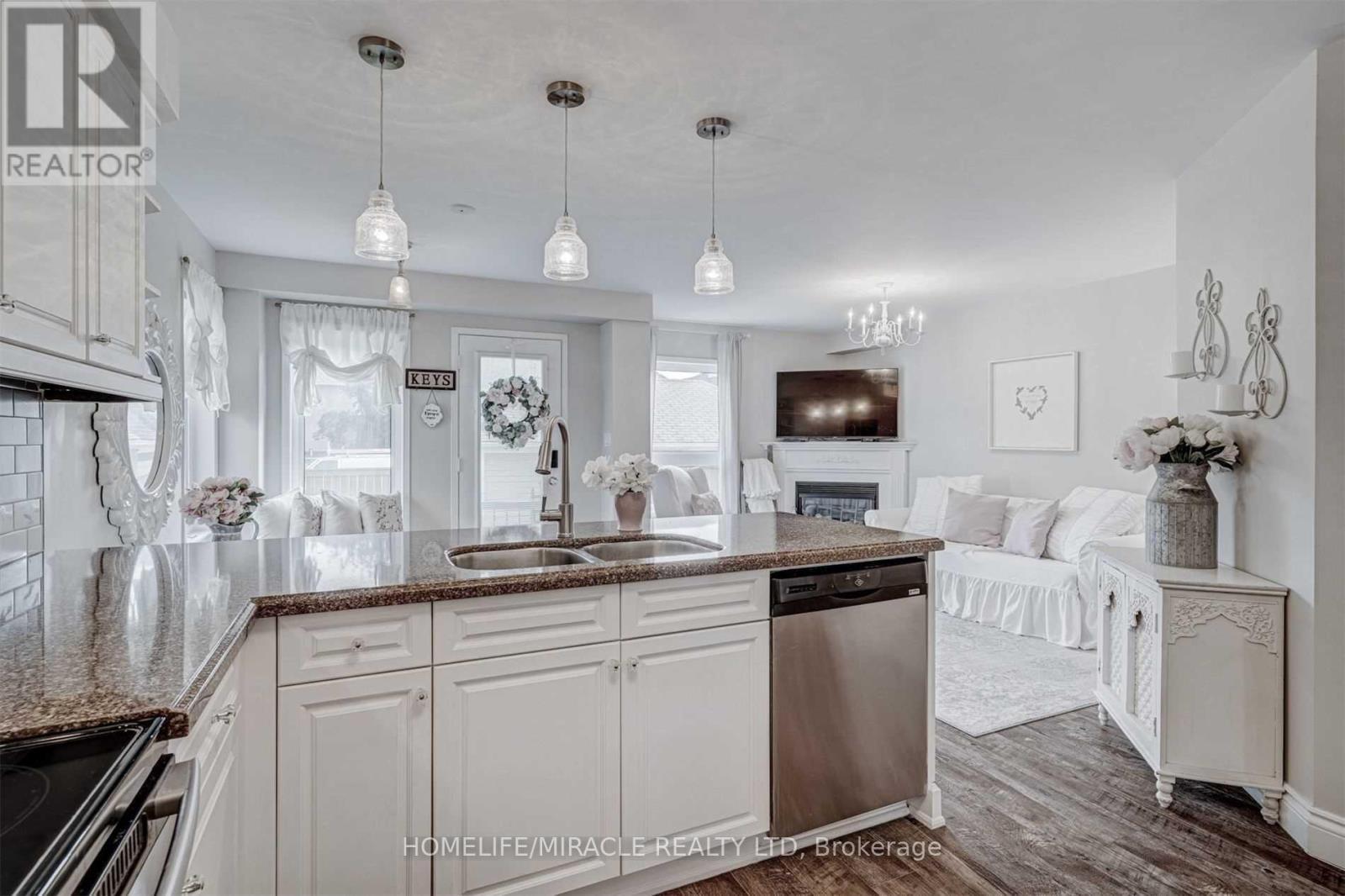 149 Carnwith Drive E, Whitby, ON - Indoor Photo Showing Kitchen With Double Sink With Upgraded Kitchen