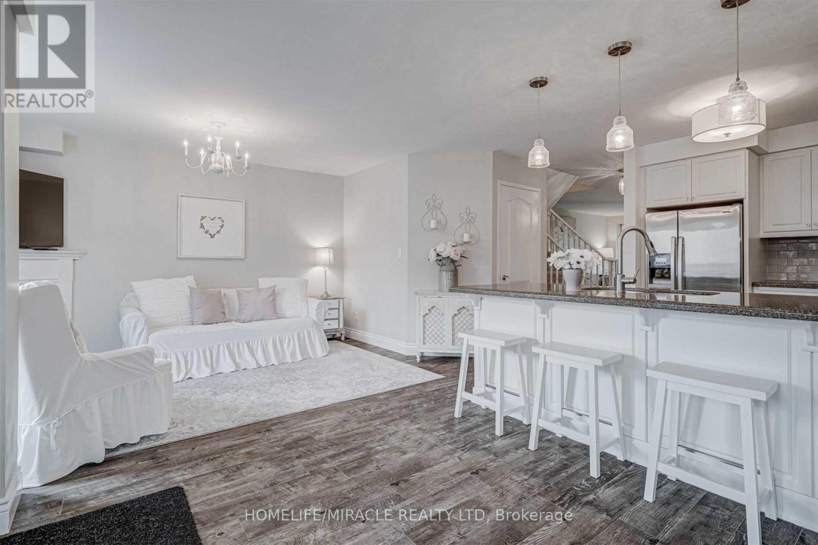 149 Carnwith Drive E, Whitby, ON - Indoor Photo Showing Kitchen With Upgraded Kitchen