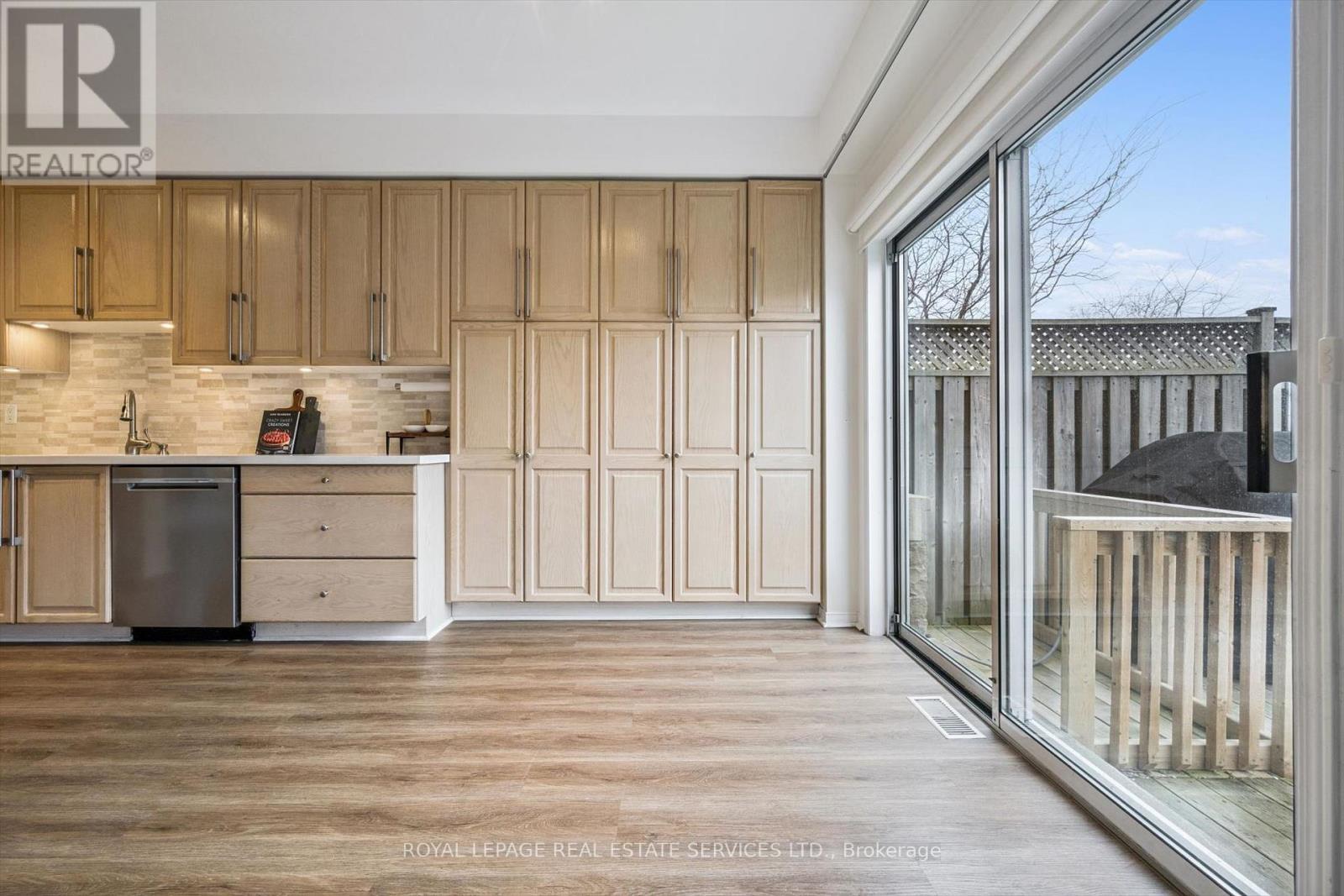 Spacious Eat-in Kitchen - 1888 Stevington Crescent, Mississauga, ON - Indoor