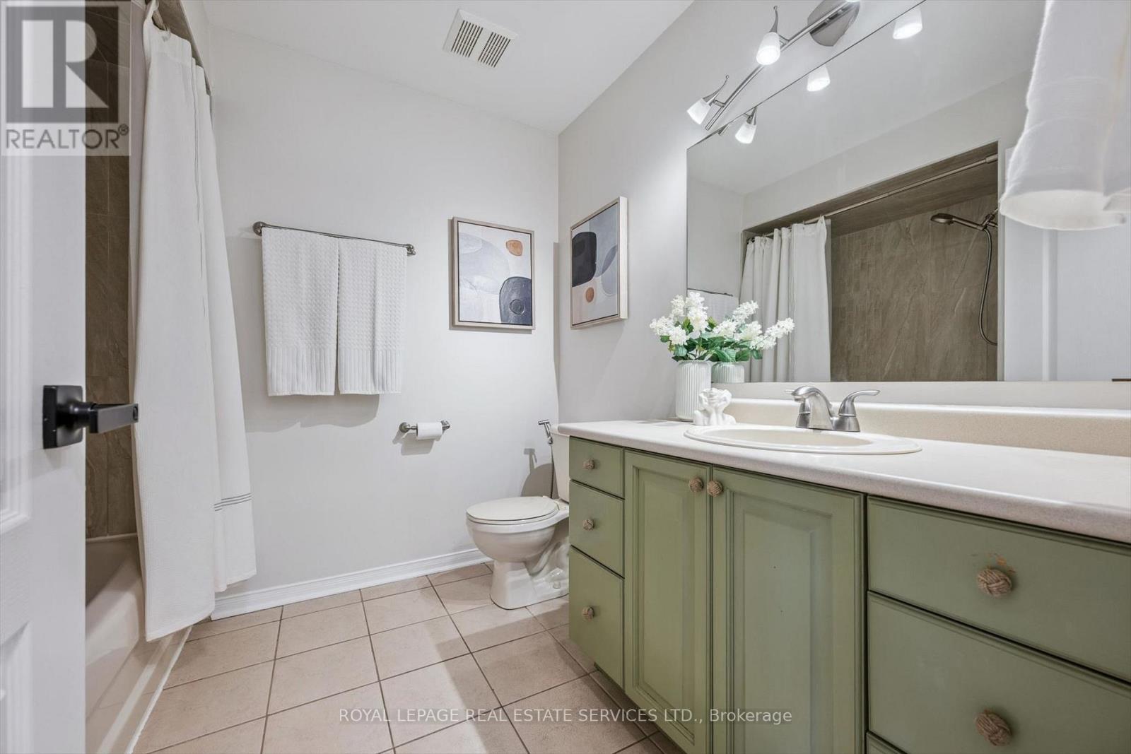 Main 4 pc Bathroom - 1888 Stevington Crescent, Mississauga, ON - Indoor Photo Showing Bathroom