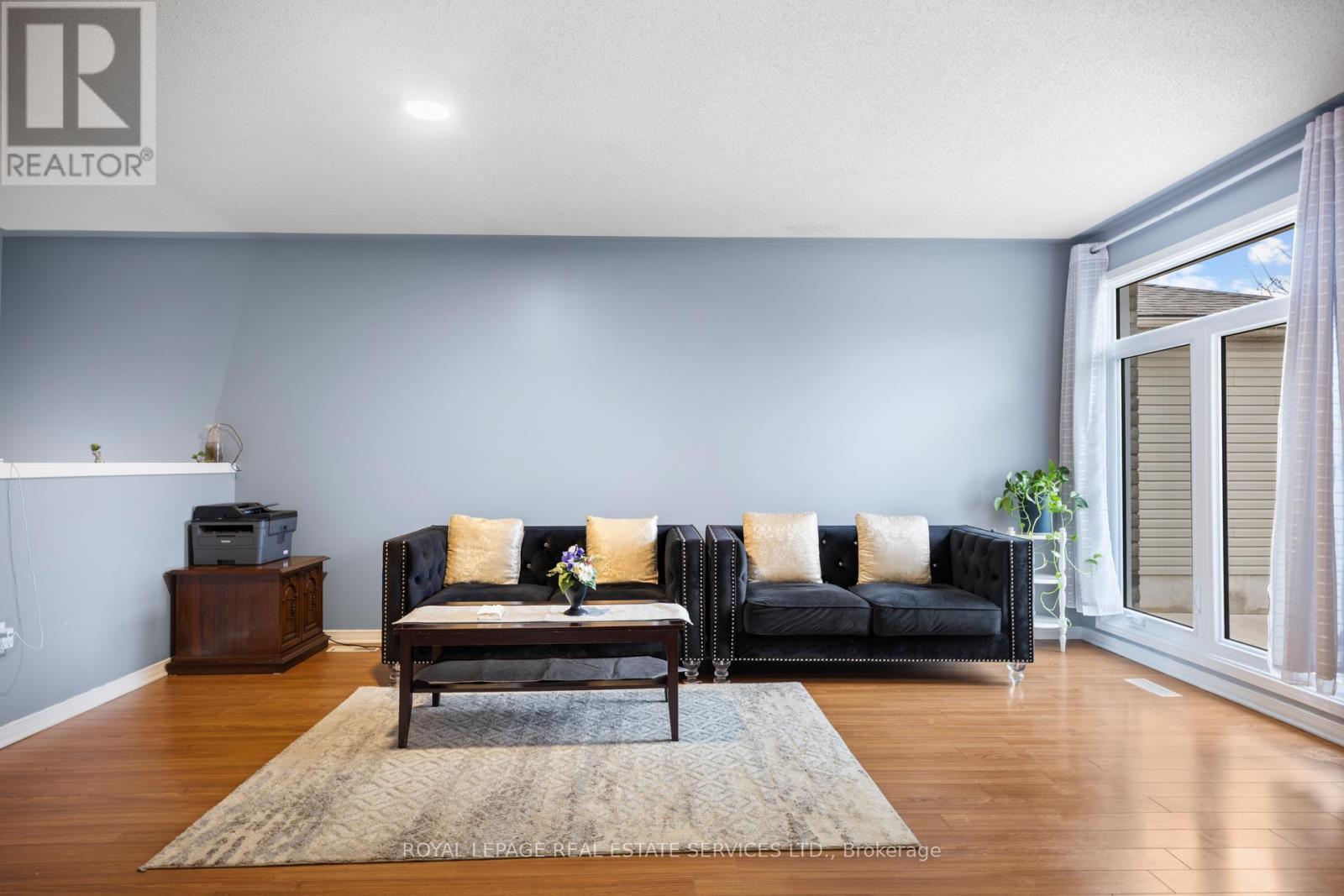 289 Hungerford Street, London East, ON - Indoor Photo Showing Living Room