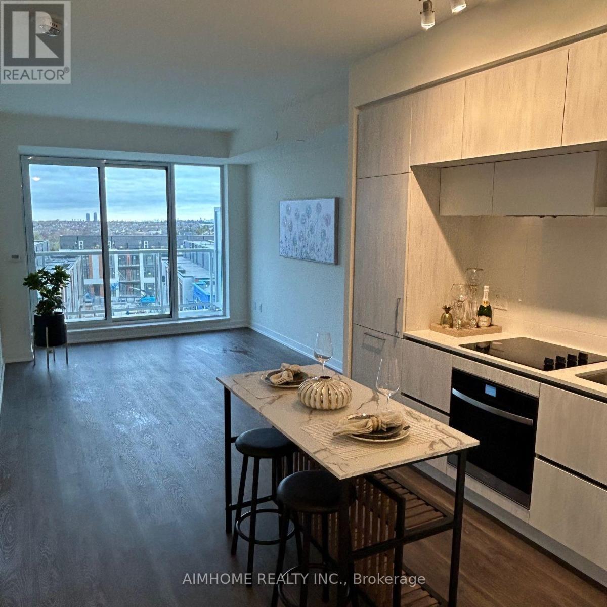 621 - 2 David Eyer Road, Richmond Hill, ON - Indoor
