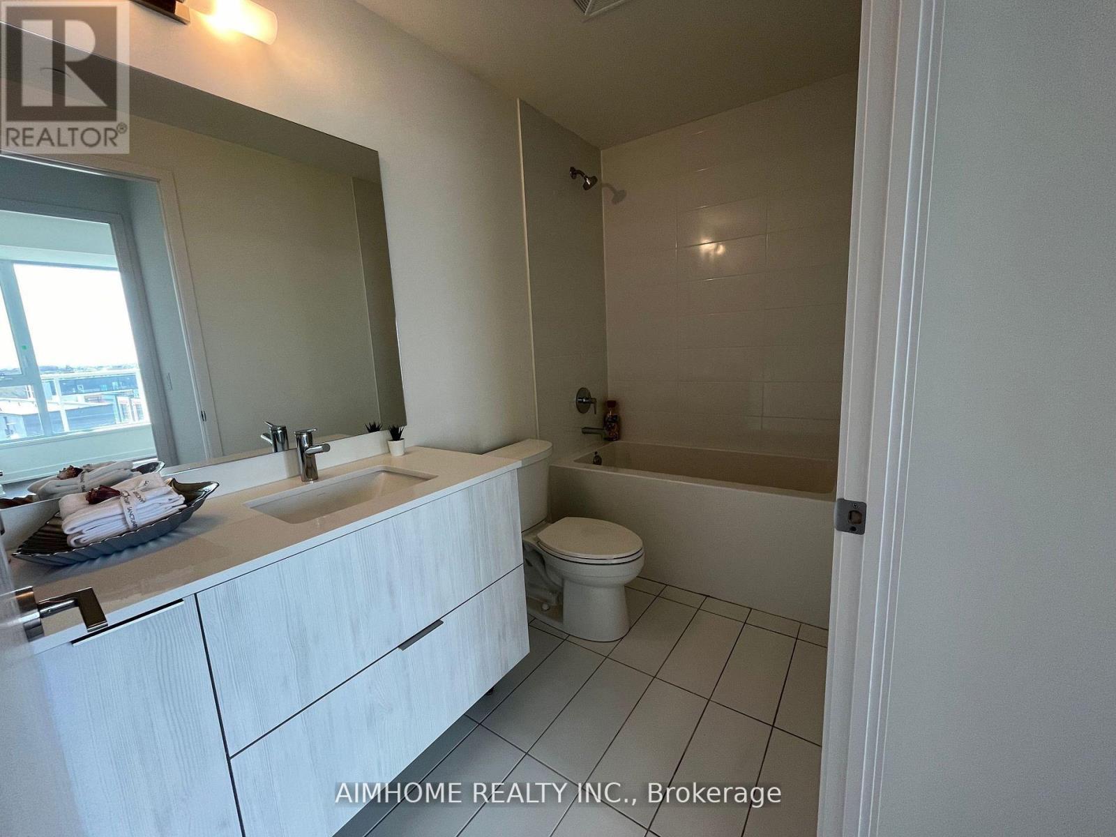 621 - 2 David Eyer Road, Richmond Hill, ON - Indoor Photo Showing Bathroom