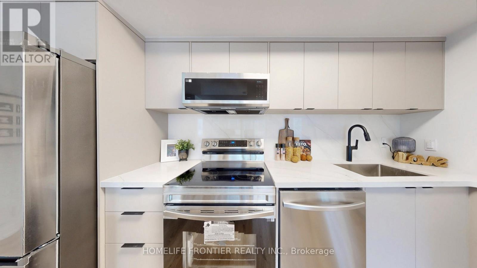 223 - 370 Highway 7 E, Richmond Hill, ON - Indoor Photo Showing Kitchen With Stainless Steel Kitchen With Upgraded Kitchen