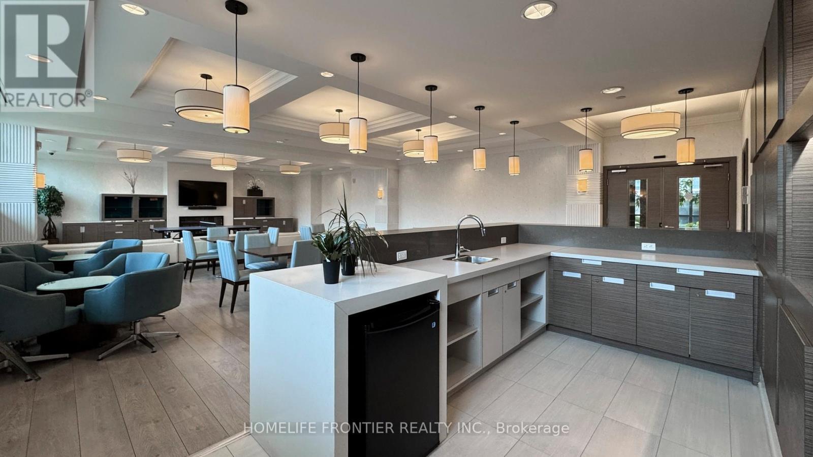 223 - 370 Highway 7 E, Richmond Hill, ON - Indoor Photo Showing Kitchen With Upgraded Kitchen