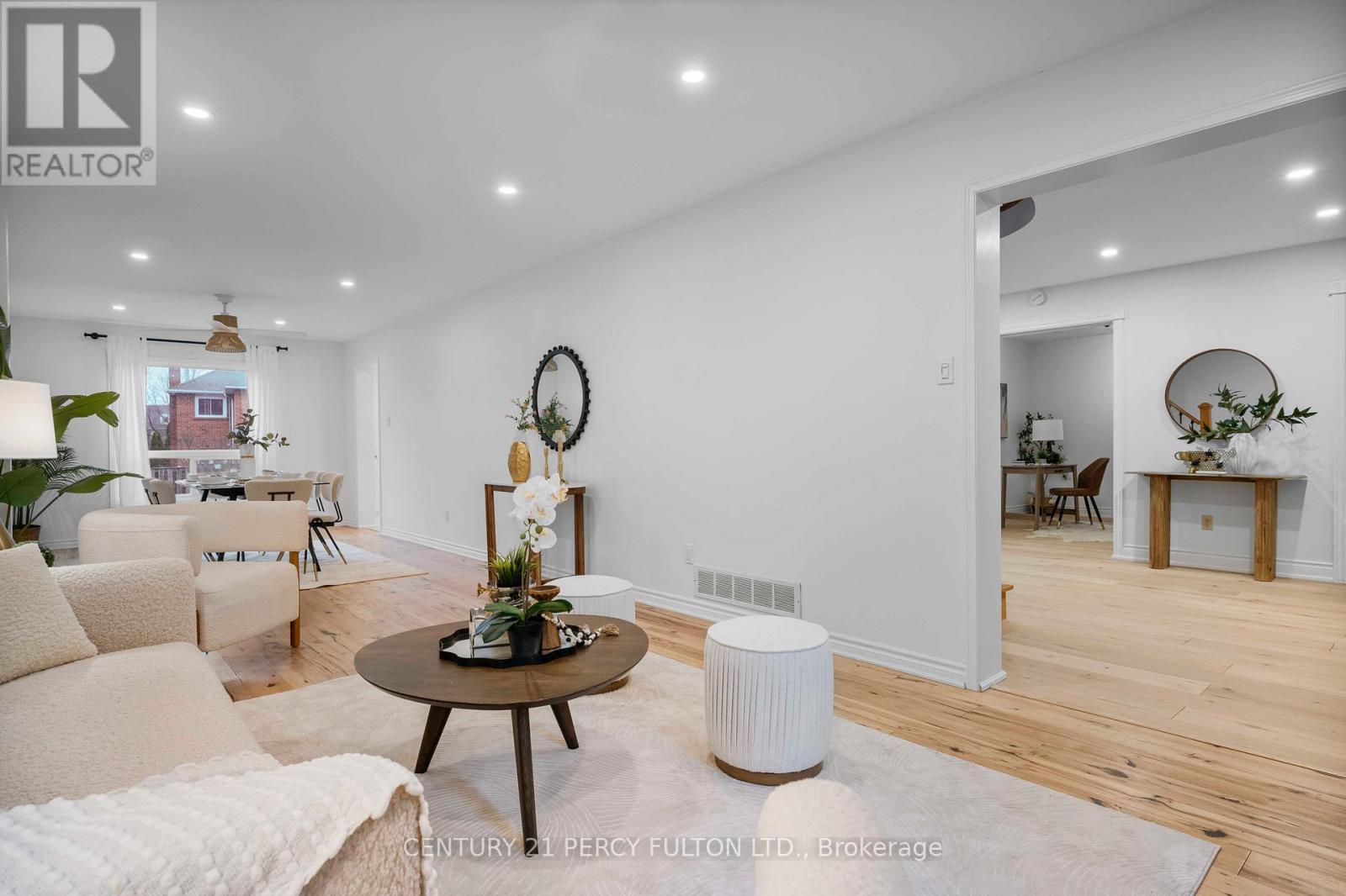 5393 Glen Erin Drive, Mississauga, ON - Indoor Photo Showing Living Room