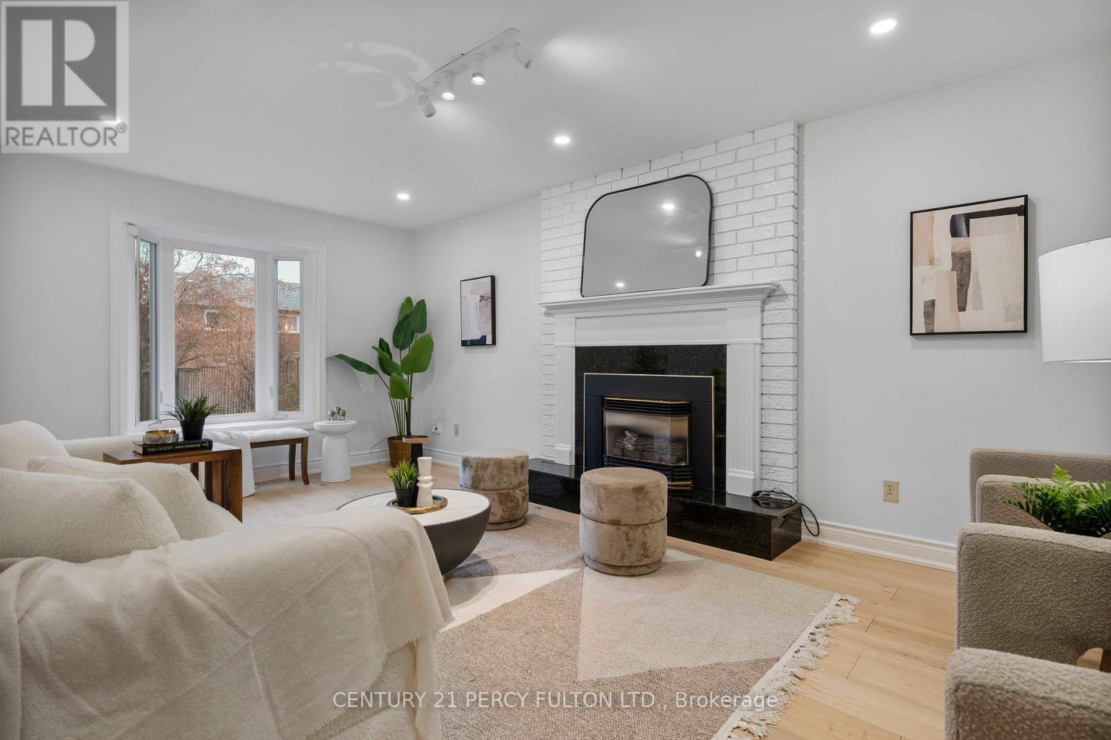 5393 Glen Erin Drive, Mississauga, ON - Indoor Photo Showing Living Room With Fireplace